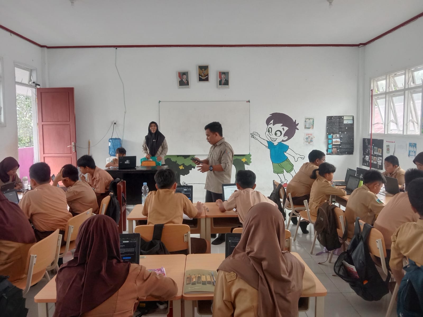 Suasana proses belajar mengajar SD Negeri 5 menggunakan Chromebook oleh siswa sebagai bagian dari pembelajaran digital, Selasa (20/1/2026).