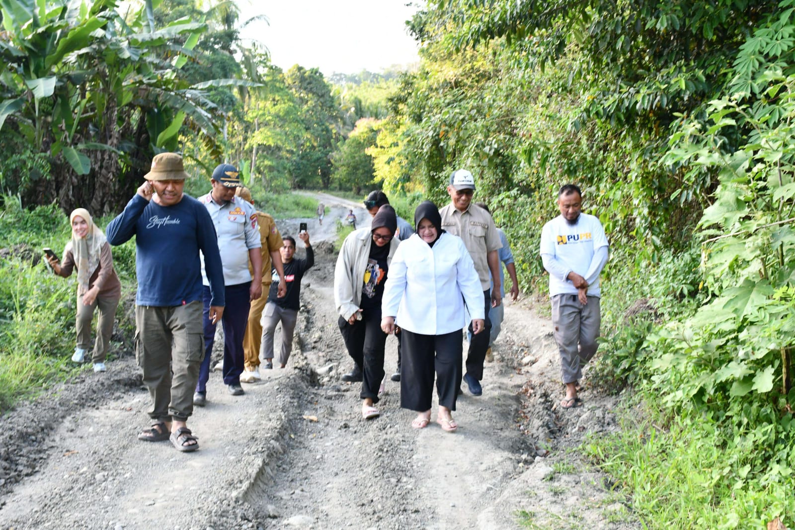 MENINJAU : Wabup Touna, Hj. Surya Lapasitri saat meninjau proyek infrastruktur di wilayah Dataran Bulan.(FOTO: HERIYANTO LIMAHU/RADAR PALU).