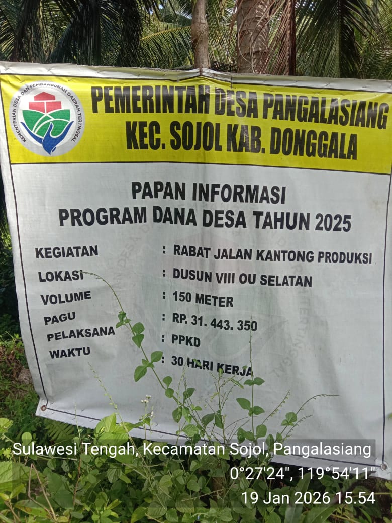 PAPAN PROYEK: Inilah papan proyek yang menginformasikan adanya pembangunan insfratruktur jalan rabat beton, di Desa Pangalasiang, Kabupaten Donggala.(FOTO: ISTIMEWA/RADAR PALU).