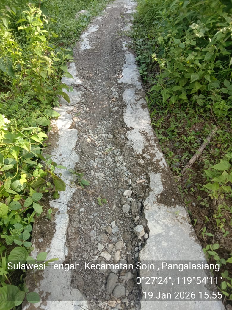 RUSAK: Pemandangan jalan rabat beton yang baru saja dibangun di Desa Pangalasiang, Kabupaten Donggala.(FOTO: ISTIMEWA/RADAR PALU).