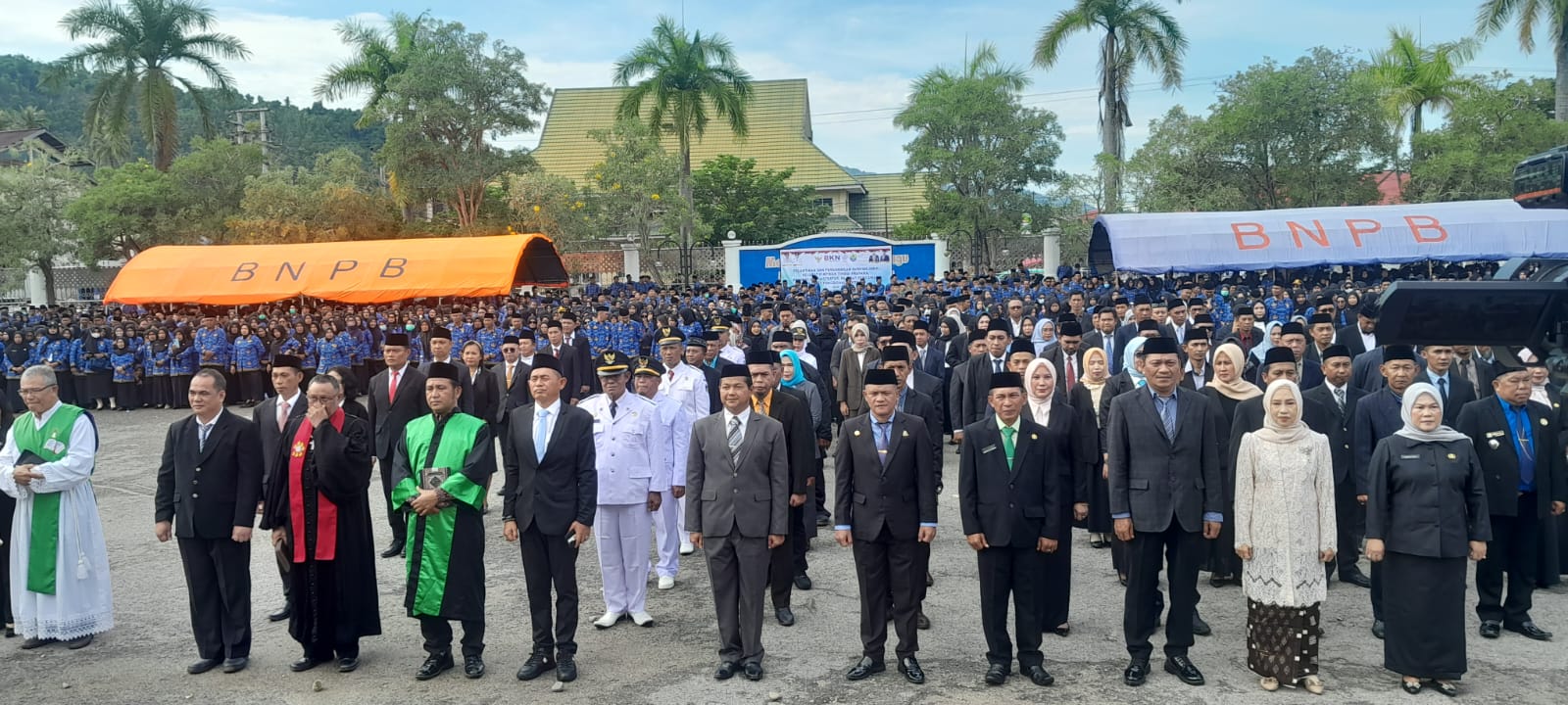 PELANTIKAN: Bupati Tolitoli H. Amran Yahya melntik dan mengambil sumpah pejabat pimpinan OPD dan menyerahkan SK PPPK paruh waktu.(FOTO: AHMAD HAMDANI/RADAR PALU).