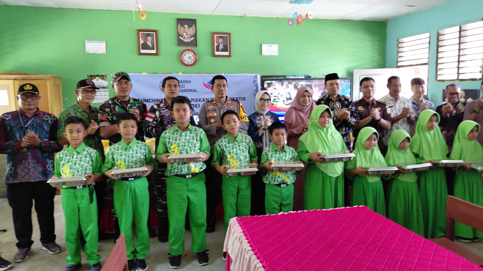 DILAUNCHING: Pemkab Tolitoli melaunching program MBG di Desa Lakatan dan Desa Tinigi, Kecamatan Galang.(FOTO: AHMAD HAMDANI/RADAR PALU).
