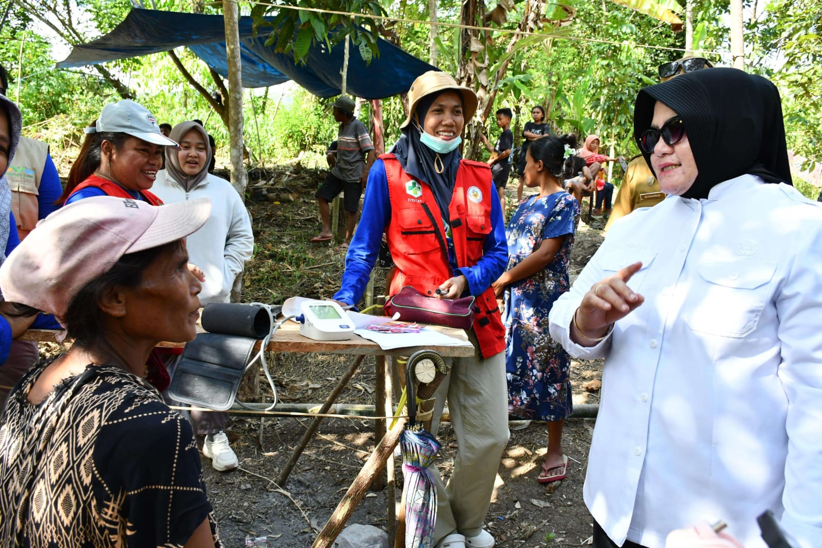 EDUKASI: Wabup Touna, Hj. Surya Lapasiri, terlihat sedang memberikan edukasi kepada ibu hamil.(FOTO: HERIYANTO LIMAHU/RADAR PALU).