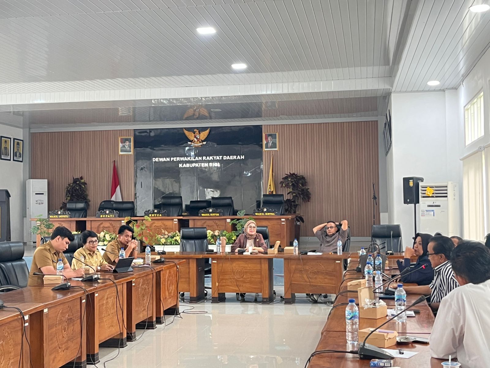 MENYOROTI: Ketua dan anggota Komis I DPRD Sigi menggelar RDP dengan Dinas PMD mengevaluasi penyerapan anggaran tahun 2025.(FOTO: ANGEL SUMBARA/RADAR PALU).