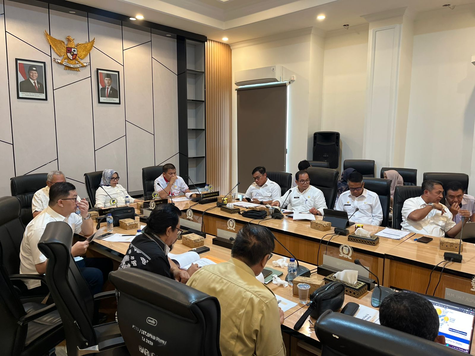 TIM KERJA: Tampak ketua dan anggota Komisi I DPRD Sulteng menggelar rapat mendengarkan hasil dari tim kerja bagi hasil.(FOTO: DOK HUMAS DPRD SULTENG/RADAR PALU).