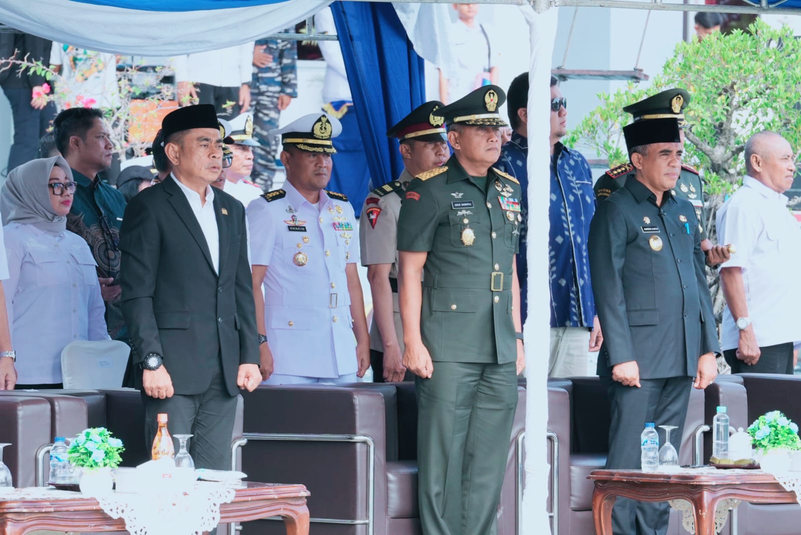 SERTIJAB: Angota DPRD Sulteng, Henri Muhidin saat menghadiri sertijab Dan Lanal Palu.(FOTO: DOK DPRD SULTENG/RADAR PALU).