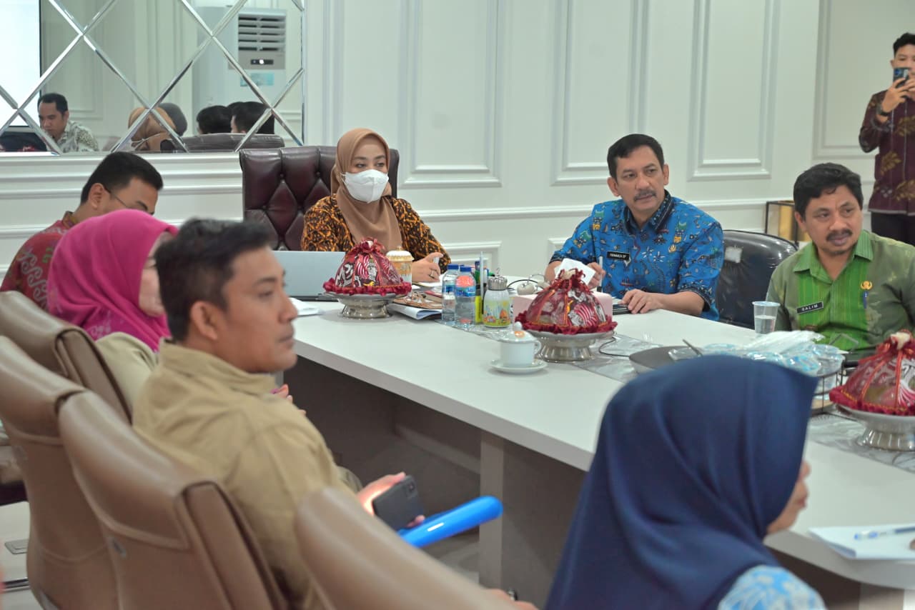 Sekprov Sulawesi Tengah Novalina memimpin rapat Berani Cerdas 2026, program yang diharapkan menjaga mimpi ribuan anak Sulteng agar tetap bisa bersekolah.
