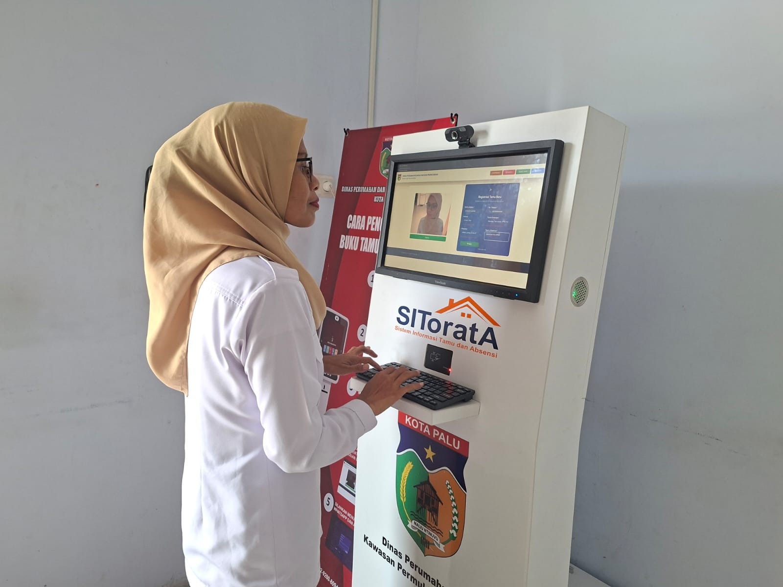 Seorang pegawai Dinas Perkim Palu mencoba aplikasi SIToratA, sistem digital yang diharapkan mengubah kebiasaan kerja ASN menjadi lebih disiplin dan responsif.