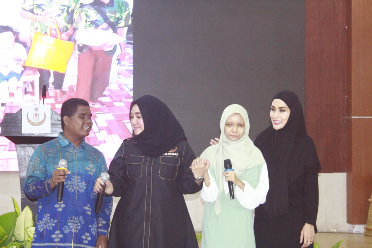 Penyanyi religi Sulis bernyanyi bersama anak-anak difabel saat pelantikan Perisai SI di Palu, menghadirkan suasana hangat penuh haru dan kebersamaan.