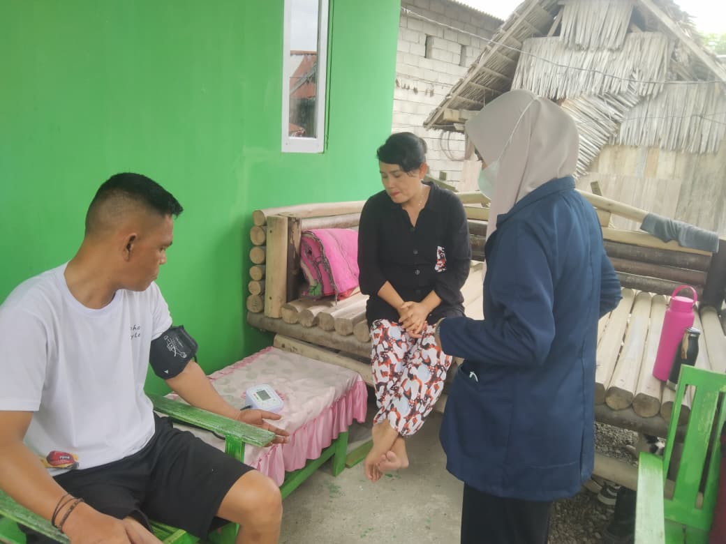 Mahasiswa keperawatan berdialog dengan warga Labuan Lelea, membawa harapan udara lebih bersih bagi anak-anak desa.