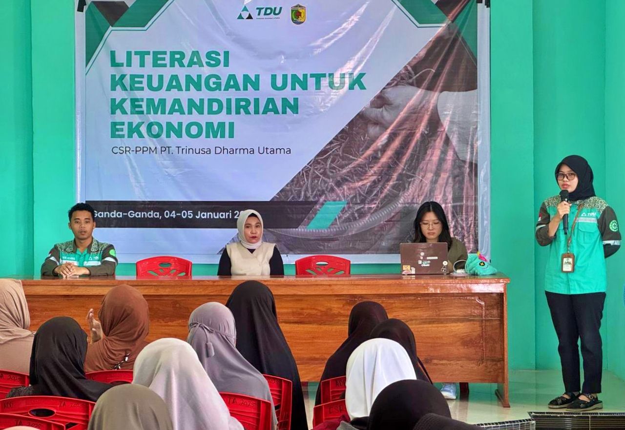 KEMANDIRIAN: Literasi keuangan untuk kemandirian ekonomi yang diselenggarakan PT Trinusa Dharma Utama berlangsung di Kantor Desa Ganda-Ganda, Morut, Sabtu (4/1/2026).(FOTO: ILHAM NUSI/RADAR PALU).