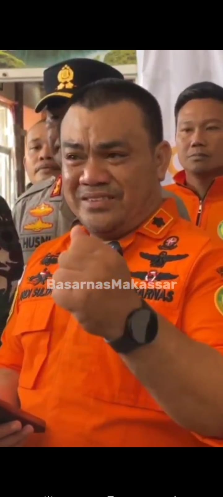 Kepala Seksi Operasi dan Siaga Kantor Pencarian dan Pertolongan Kelas A Makassar, Andi Sultan tak kuasa menahan haru saat memberikan keterangan kepada awak media.