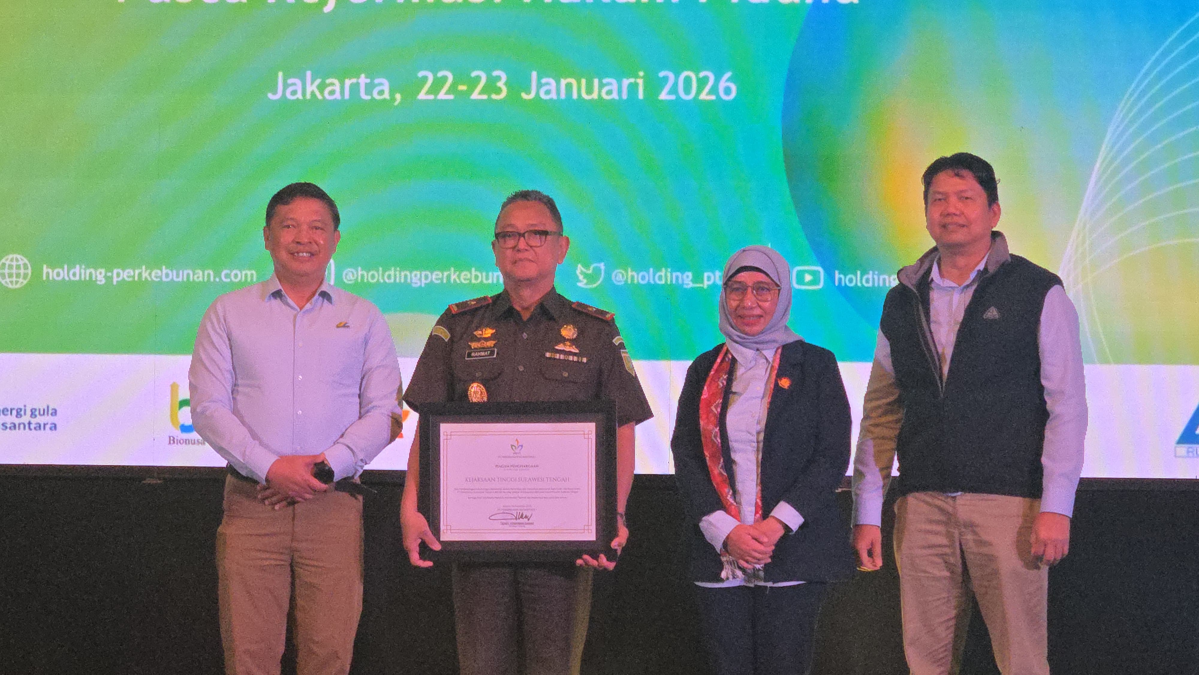 Kajati Sulteng Nuzul Rahmat R menerima Piagam Penghargaan dari PTPN I sebagai bentuk apresiasi atas pendampingan hukum terhadap penyelesaian konflik lahan HGU.