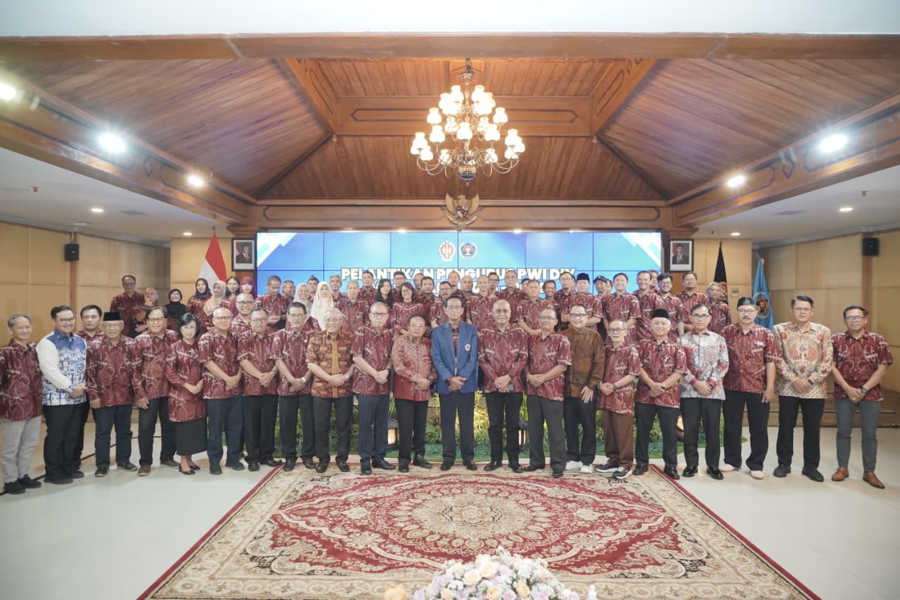 PWI Pusat menganugerahkan status Anggota Kehormatan kepada Gubernur DIY Sri Sultan Hamengku Buwono X di Gedhong Pracimosono, Yogyakarta.