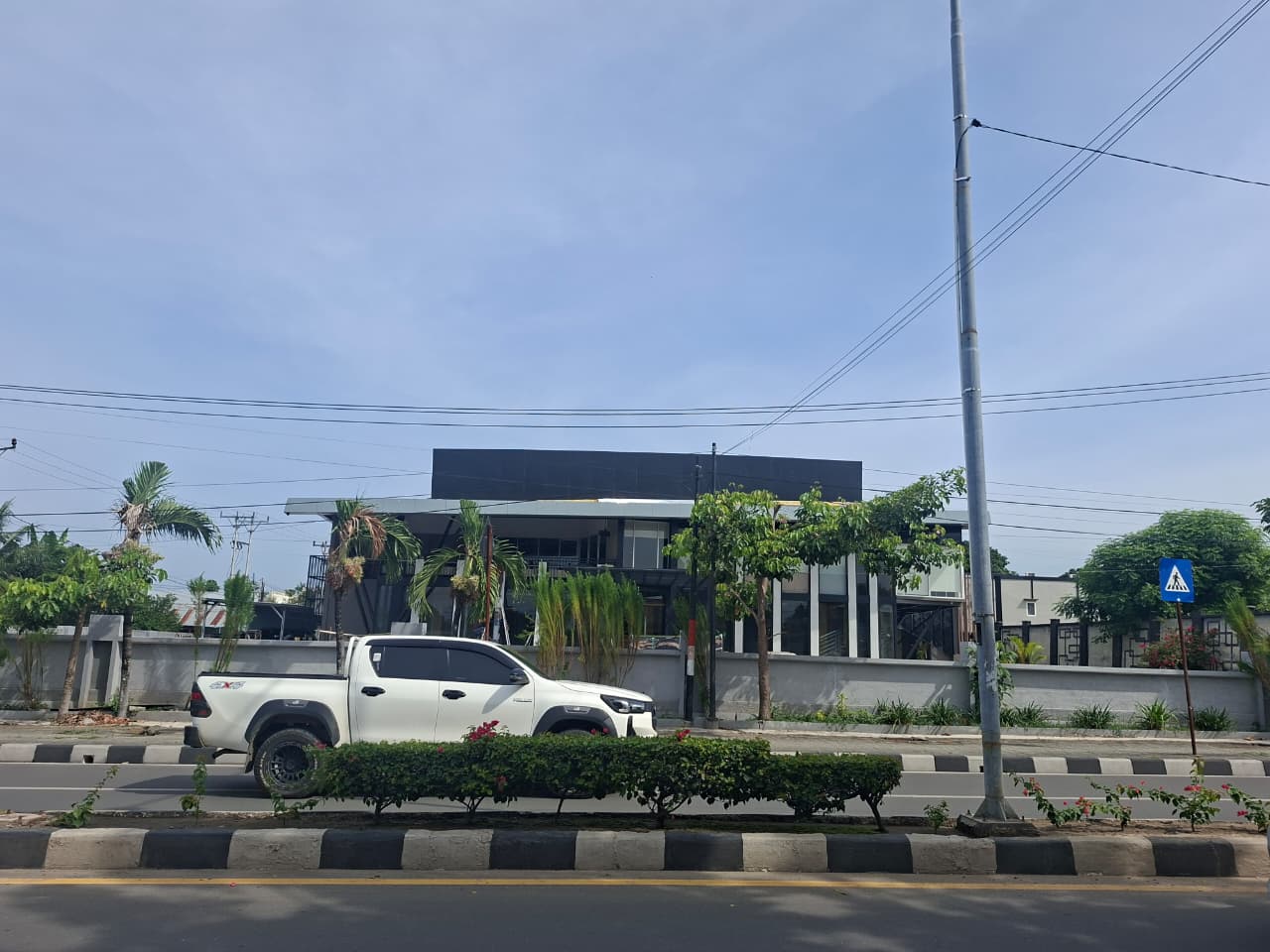 Tampilan depan Hades Space Bar Palu yang kembali akan beroperasi setelah adanya  kepastian izin usaha.