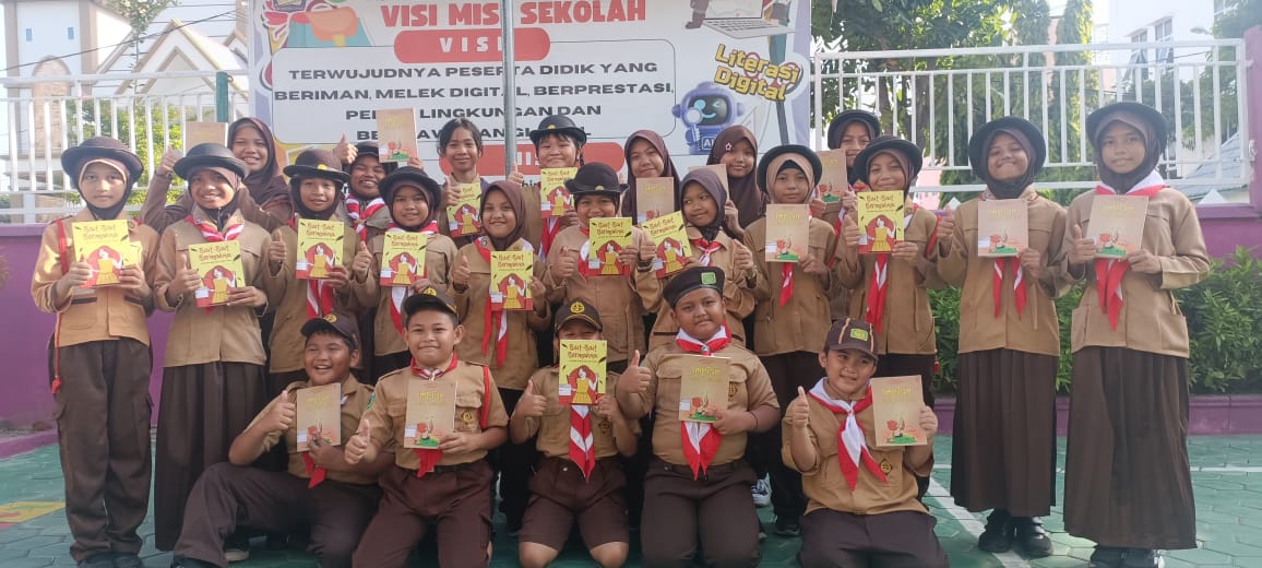 Momen Kebersamaan siswa SDN 5 Palu saat menunjukkan buku karya ciptaan mereka bersama guru.
