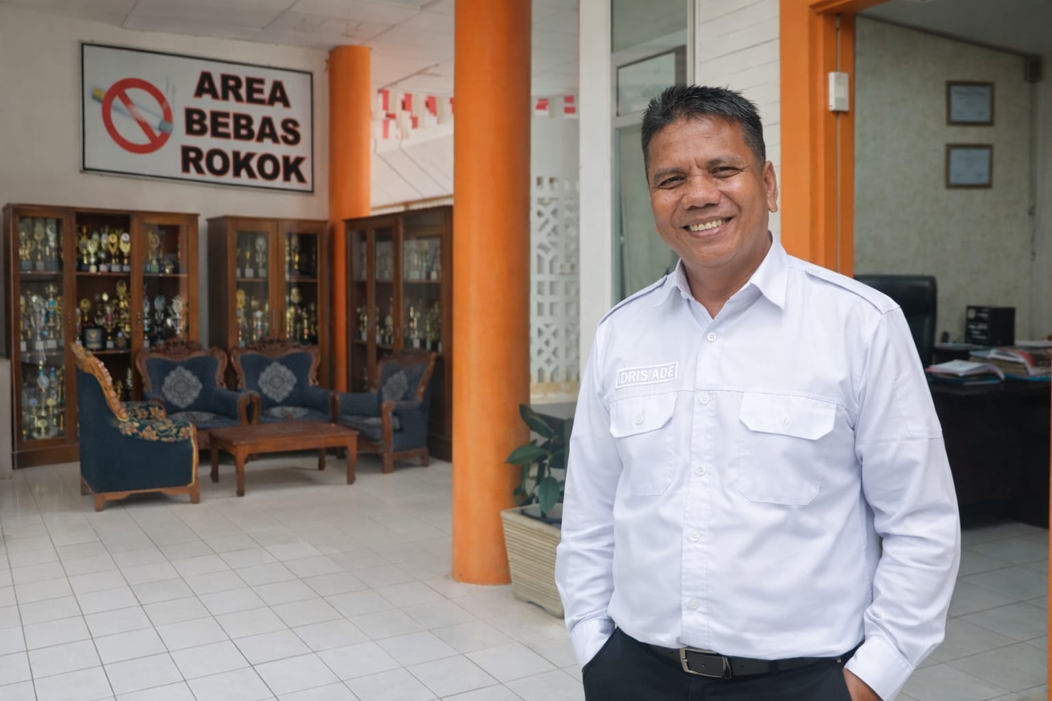 Kepala SMAN 3 Palu Idris Ade bersama Deretan piala dan piagam lomba hingga penghargaan Adiwiyata Nasional yang diraih SMAN 3 Palu sepanjang tahun 2025
