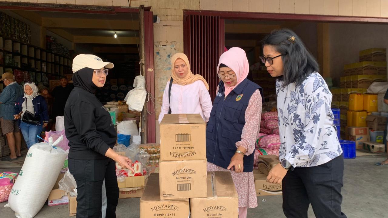 BERUPAYA MENEKAN INFLASI : Kepala Disperdagind Kota Palu, Irmawati Alkaf (kiri) bersama tim Perum Bulog serta Disperindag Sulteng di salah satu pasar tradisional di Kota Palu, Jumat (23/1/2026).