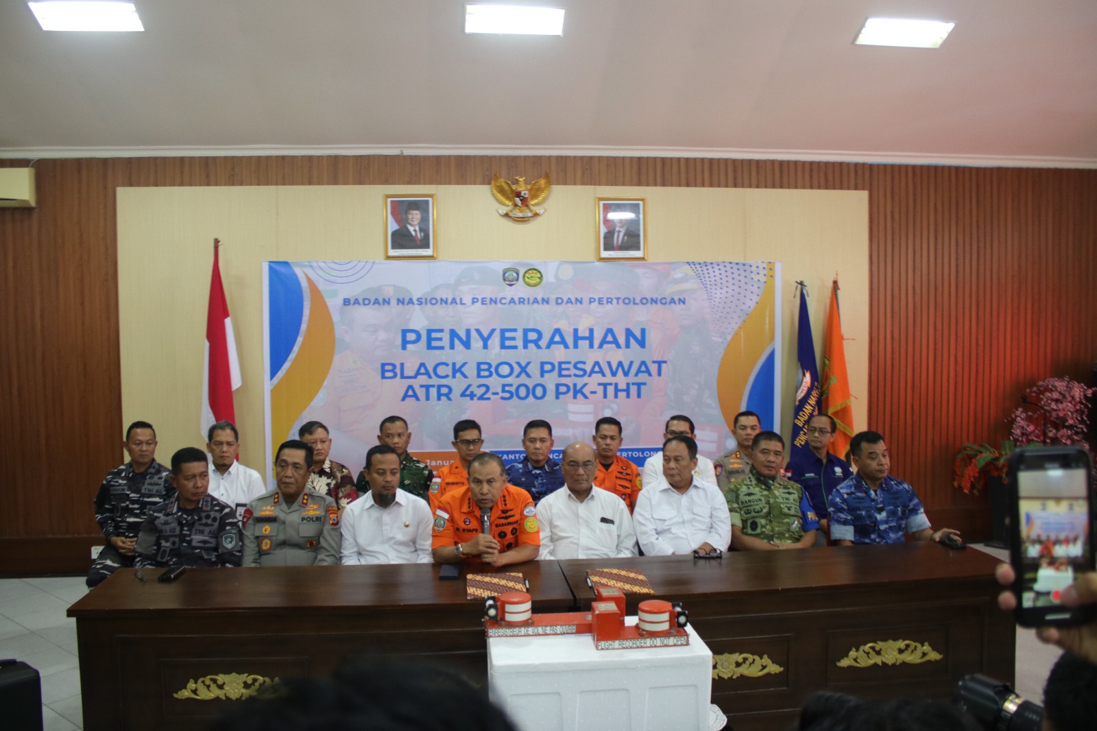 Basarnas resmi menyerahkan black box pesawat ATR 42-500 yang mengalami kecelakaan di Sulawesi Selatan kepada KNKT, Kamis (22/1/2026).