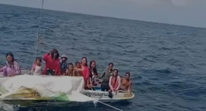 TERDAMPAR: Inilah 15 WNA asal Filipina yang terdampar di perairan Indonesia dan ditemukan oleh nelayan Kabupaten Buol, Sulawesi Tengah.(FOTO: ISTIMEWA/RADAR PALU).