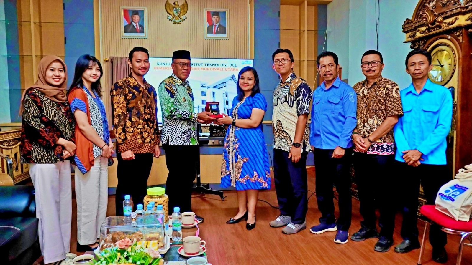 CINDERAMATA: Wabup Morut H. Djira Kendjo, menyerahkan cinderamata kepada Dekan Fakultas Teknologi Industri IT Del Fitriani Tupa R. Silalahi, Kamis (22/1/2026).(FOTO: ISTIMEWA/RADAR PALU).