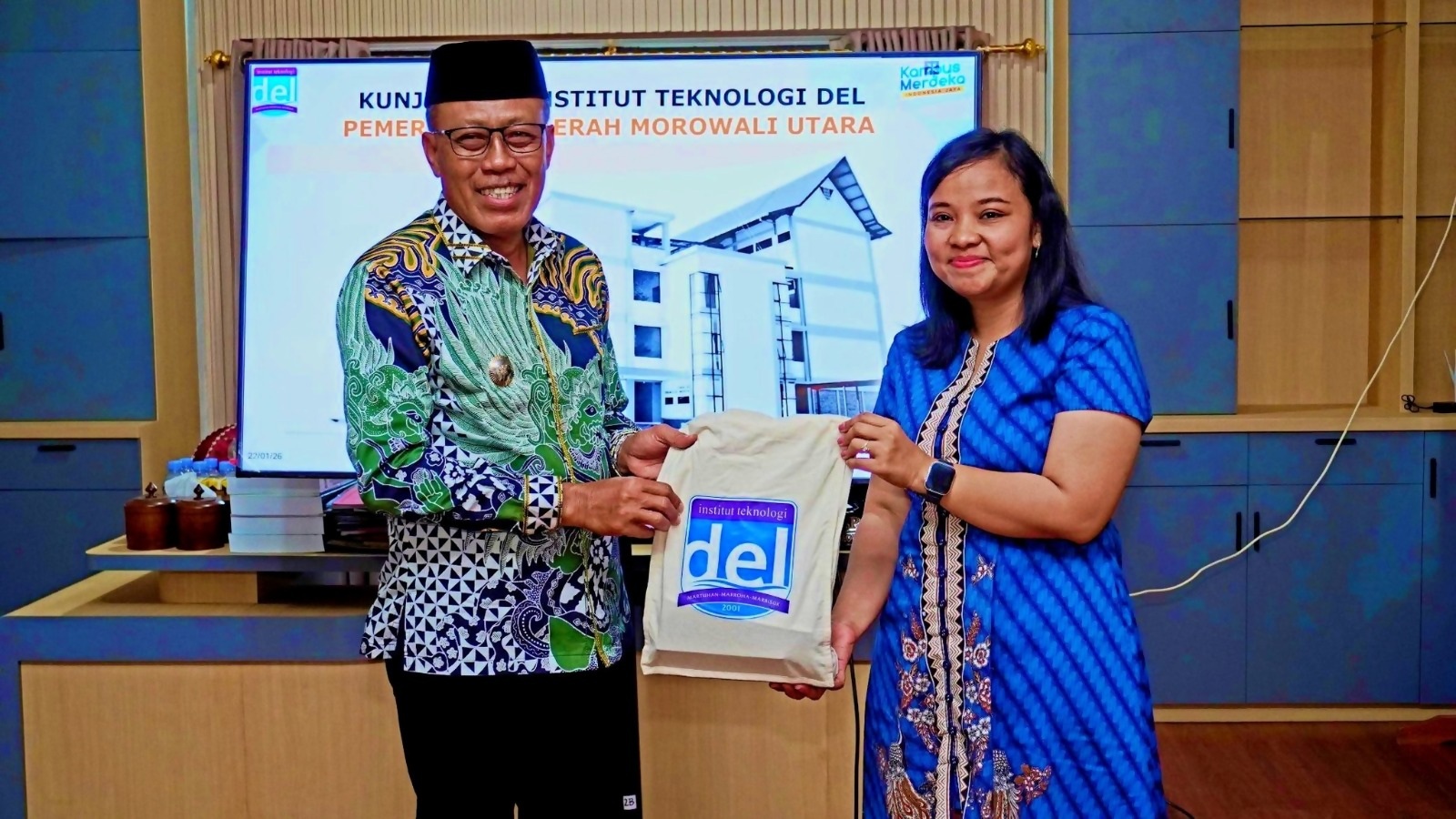AUDIENSI: Dekan Fakultas Teknologi Industri Institut Teknologi Del (IT Del) Fitriani Tupa R. Silalahi menyerahkan cinderamata kepada Wabup Morut H. Djira Kendjo dalam audiensi IT Del bersama CNGR Indo