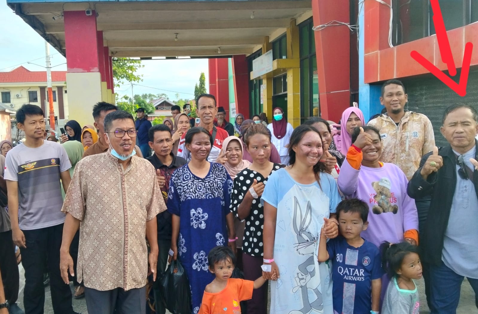KUNJUNGI: Tampak Wabup Buol, H. Mioh Nasir Daimaroto mengunjungi WANA asal Philipina yang sedang menjalani perawatan medis.(FOTO: ISTIMEWA/RADAR PALU).
