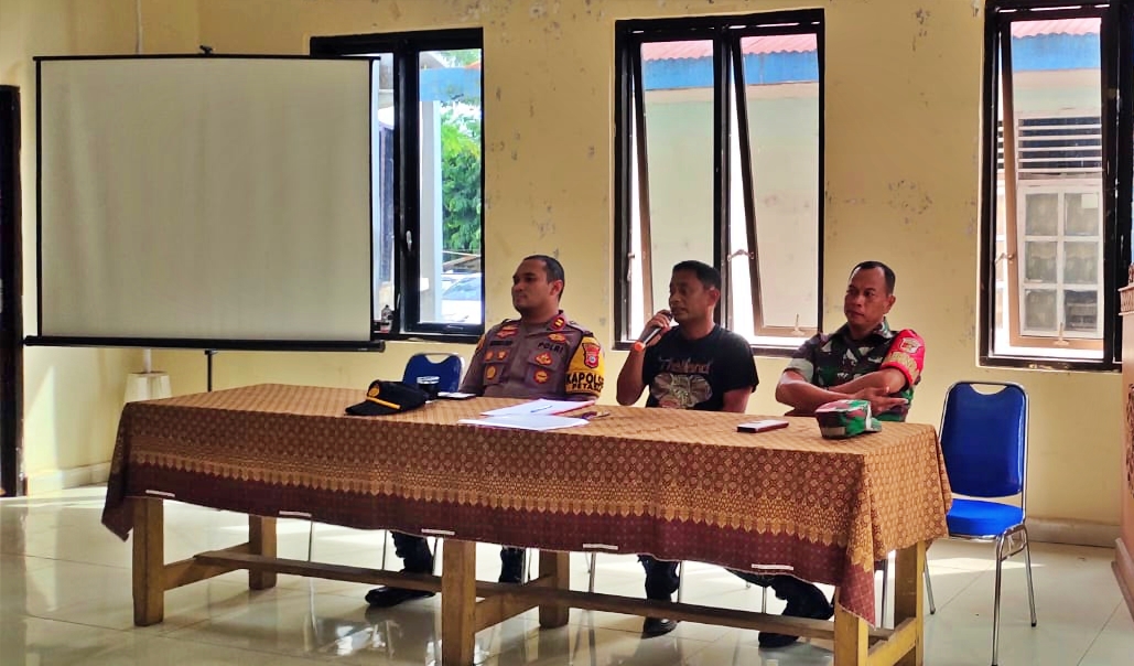 TEGAS: Camat Petasia Novrianto Najamudin (tengah) saat memimpin rapat koordinasi penanganan debu tambang yang digelar di Ruang Rapat Kantor Kecamatan Petasia, Jumat (23/1/2026).