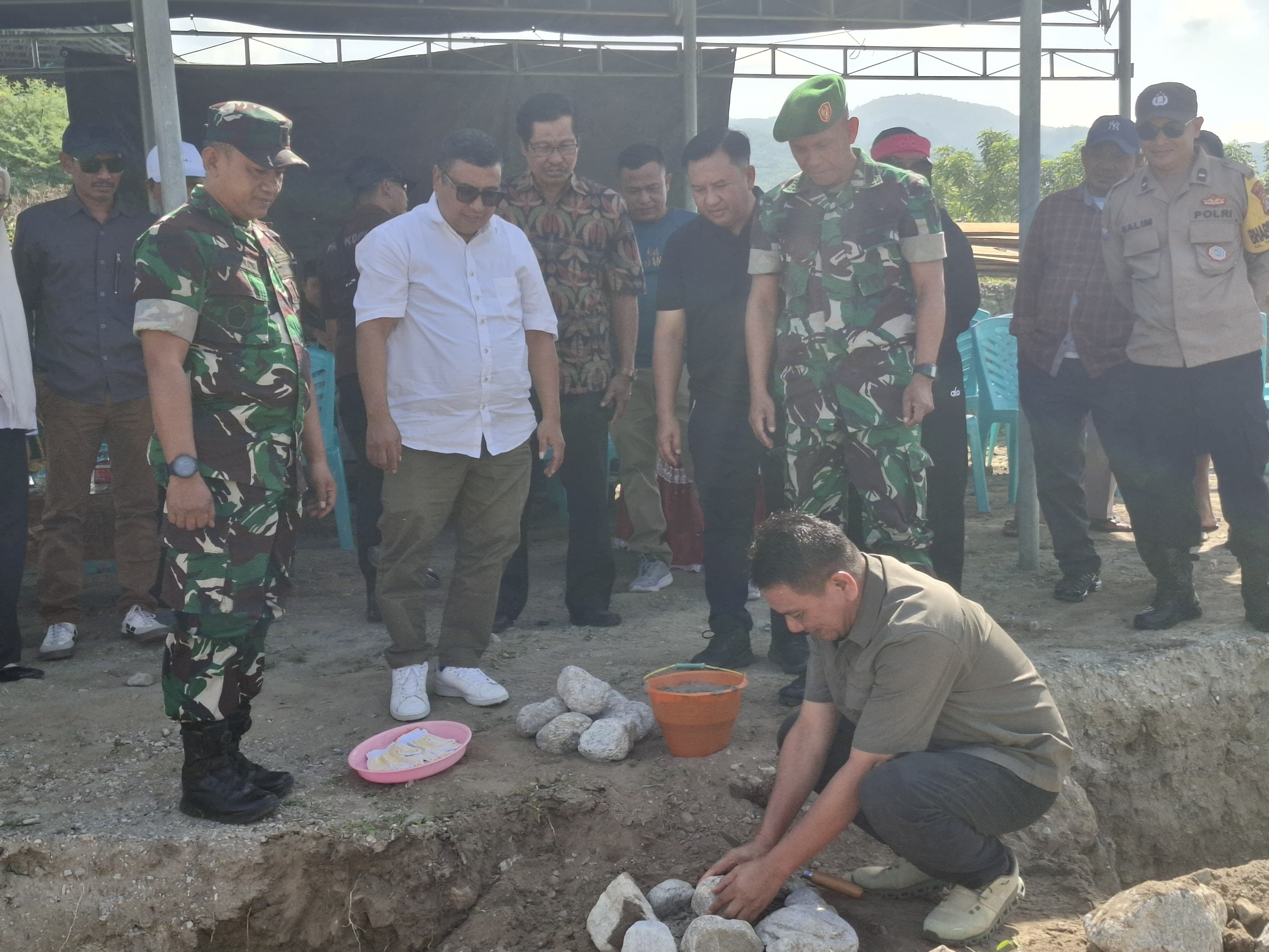 DUKUNG PROGRAM PRESIDEN : Peletakan batu pertama pembangunan gedung atau gerai KPM di Kelurahan Tondo, Sabtu (24/1/2026).