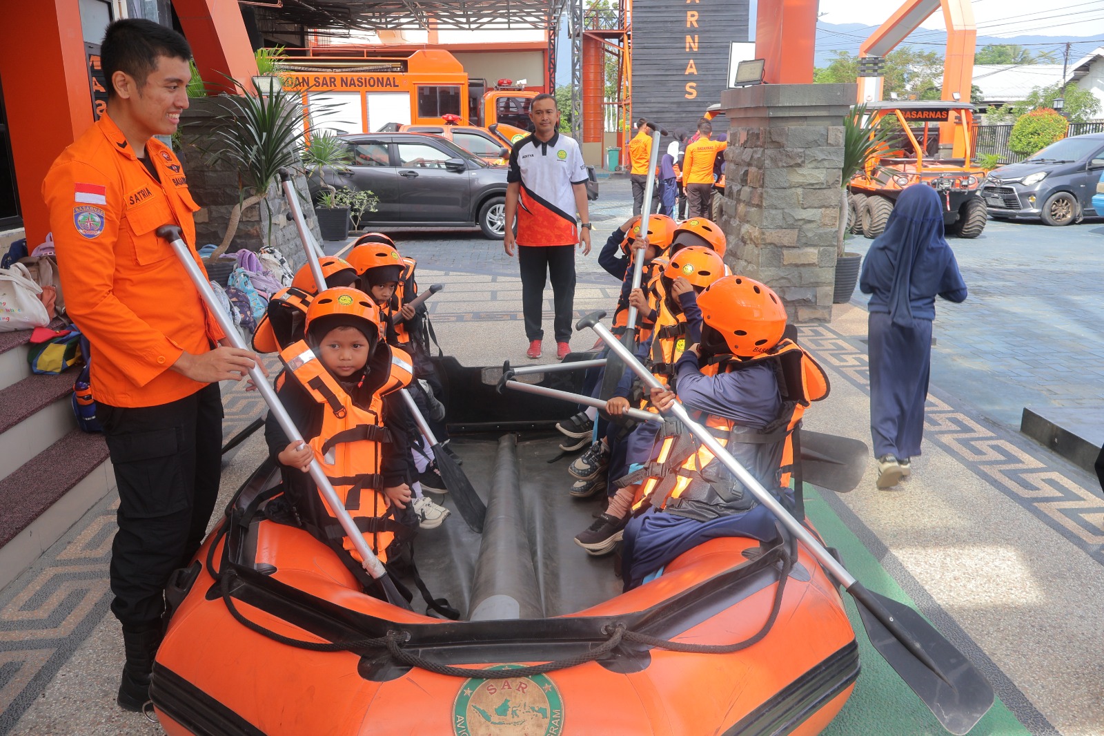 BELAJAR MITIGASI : Sebanyak 42 siswa-siswi Sekolah Dasar Islam Terpadu (SDIT) Izzul Islam mengikuti kegiatan outing class edukatif di Kantor Pencarian dan Pertolongan (SAR) Palu, Jumat (23/1/2026).