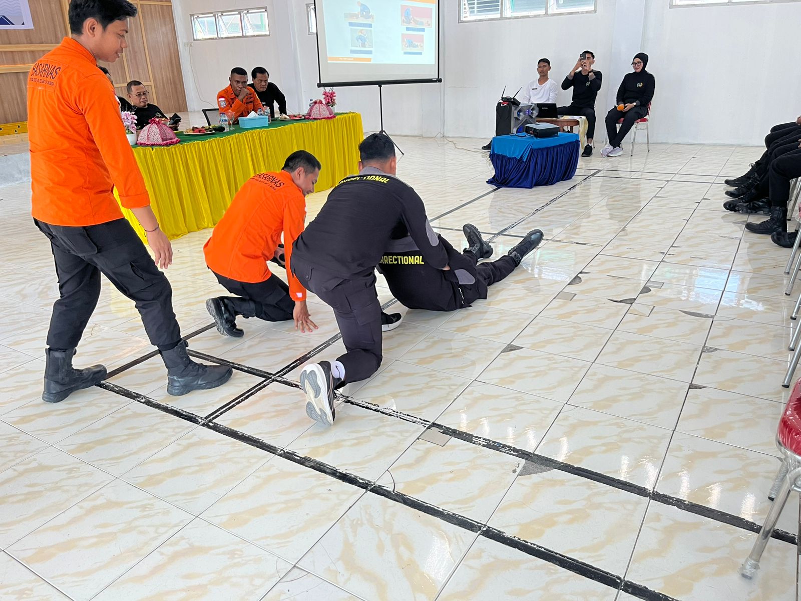 Basarnas Pos SAR Luwuk memberikan edukasi risiko kepada petugas pengamanan dan staf Lembaga Pemasyarakatan (Lapas) Kelas IIB Luwuk, Sabtu (24/1/2026).