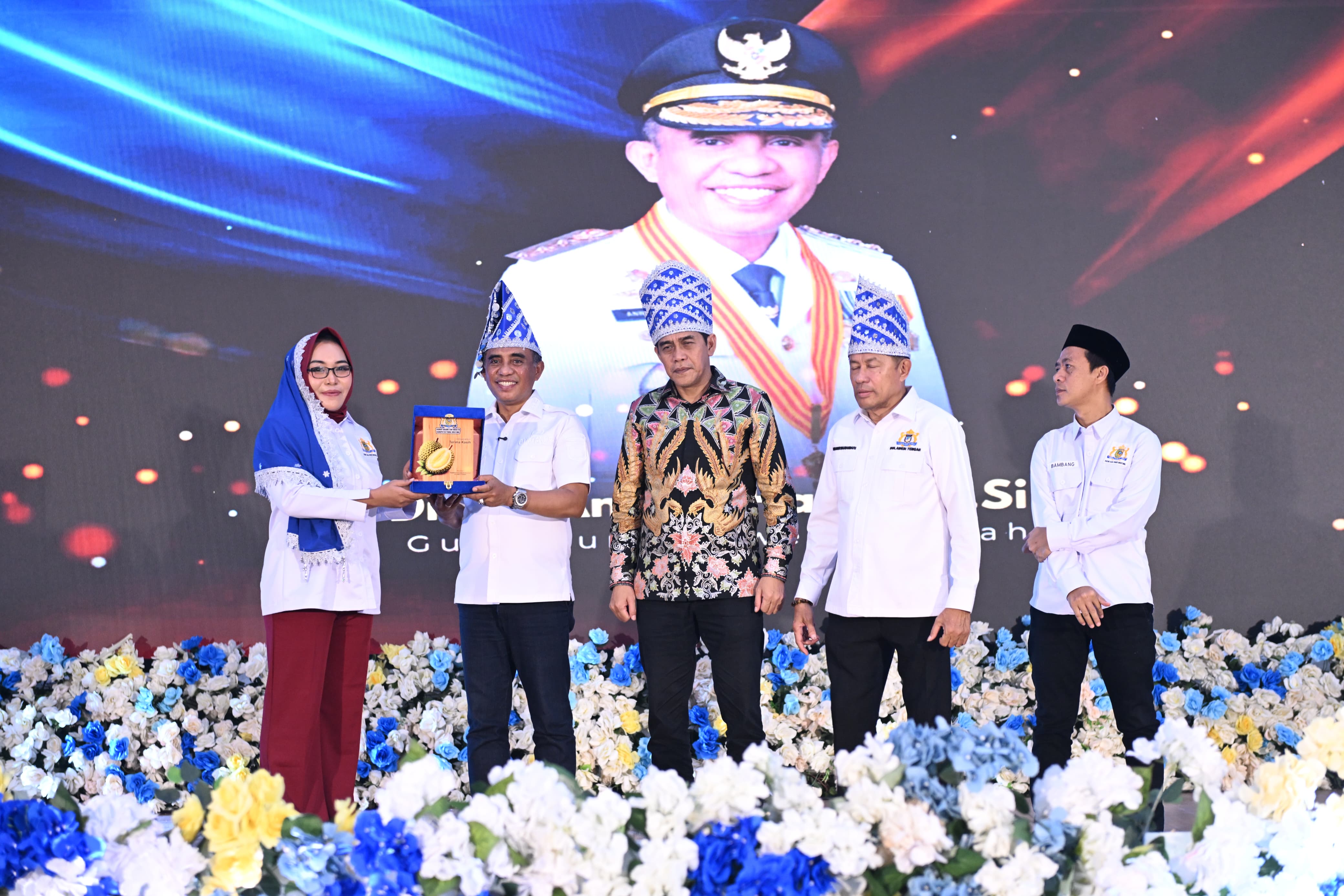 Gubernur Sulawesi Tengah Anwar Hafid melantik pengurus Kadin Parigi Moutong dengan semangat membangun ekonomi keluarga berbasis potensi lokal.