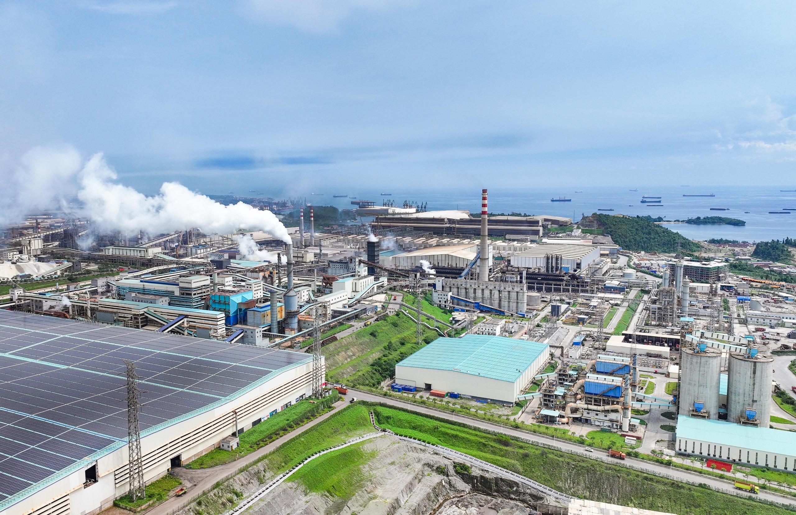 Instalasi PLTS Atap PT Dexin Steel Indonesia di kawasan IMIP memanfaatkan atap bangunan industri untuk mendukung transisi energi bersih.
