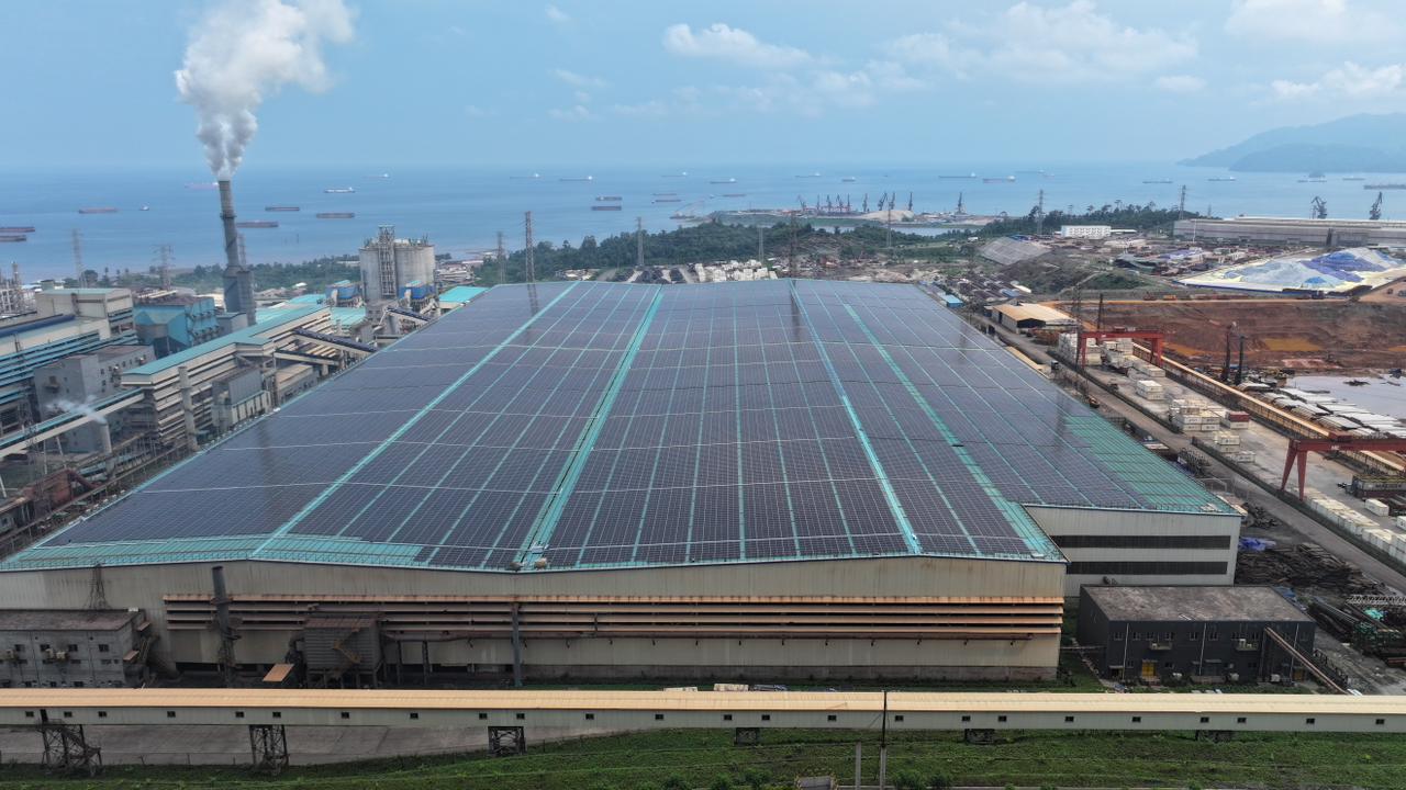 Instalasi PLTS Atap PT Dexin Steel Indonesia di kawasan IMIP memanfaatkan atap bangunan industri untuk mendukung transisi energi bersih.