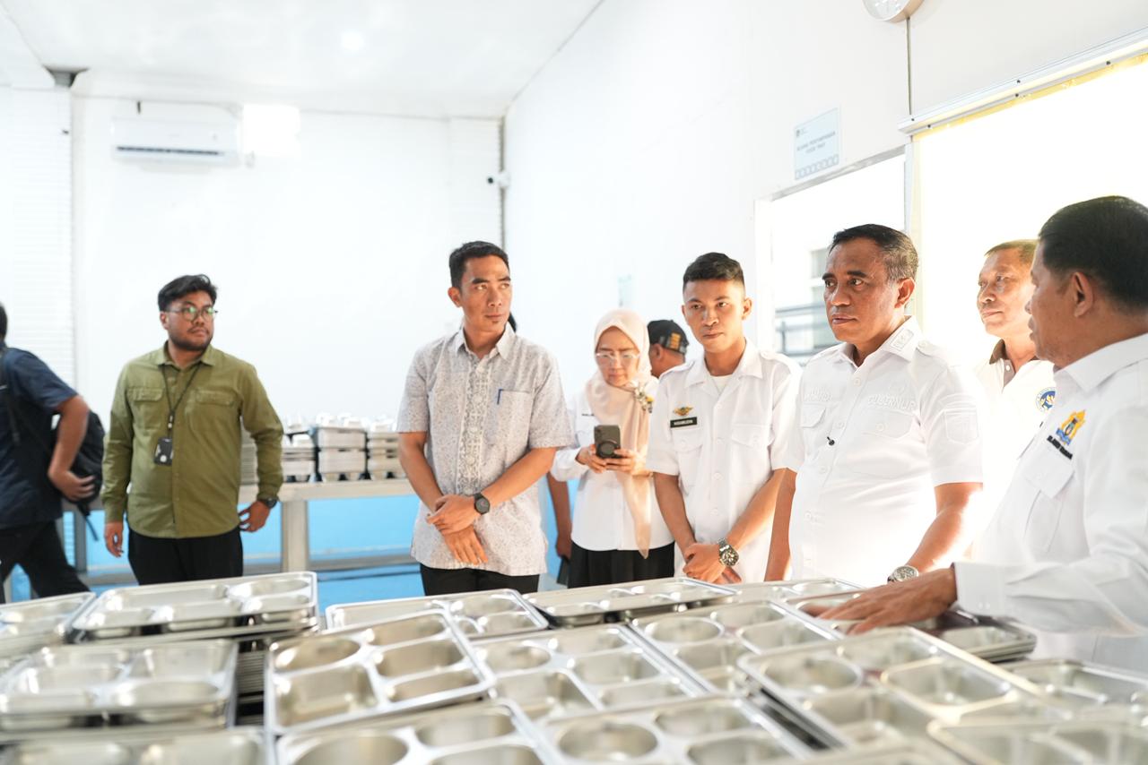 Gubernur Sulawesi Tengah Anwar Hafid meresmikan Dapur Makan Bergizi Gratis di Parigi Moutong, Sabtu (24/1/2026).