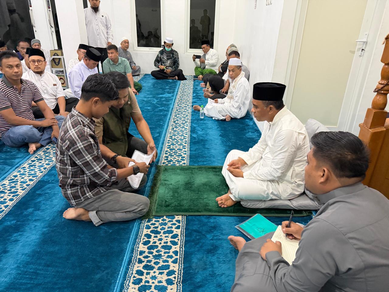 Gubernur Sulawesi Tengah Anwar Hafid saat pertemuan dengan warga  di masjid usai salat subuh pada Rabu (21/1/2026).