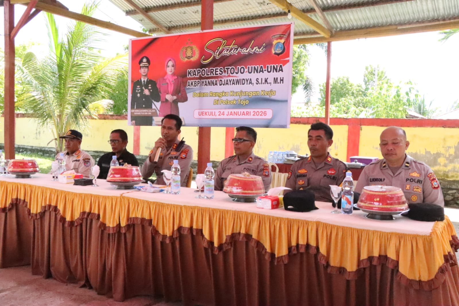 KUNJUNGAN: Kapolres touna, AKBP Yanna Djayawijaya melakukan kunjungan kerja di Mapolsek Tojo.(FOTO: HERIYATO LIMAHU/RADAR PALU).