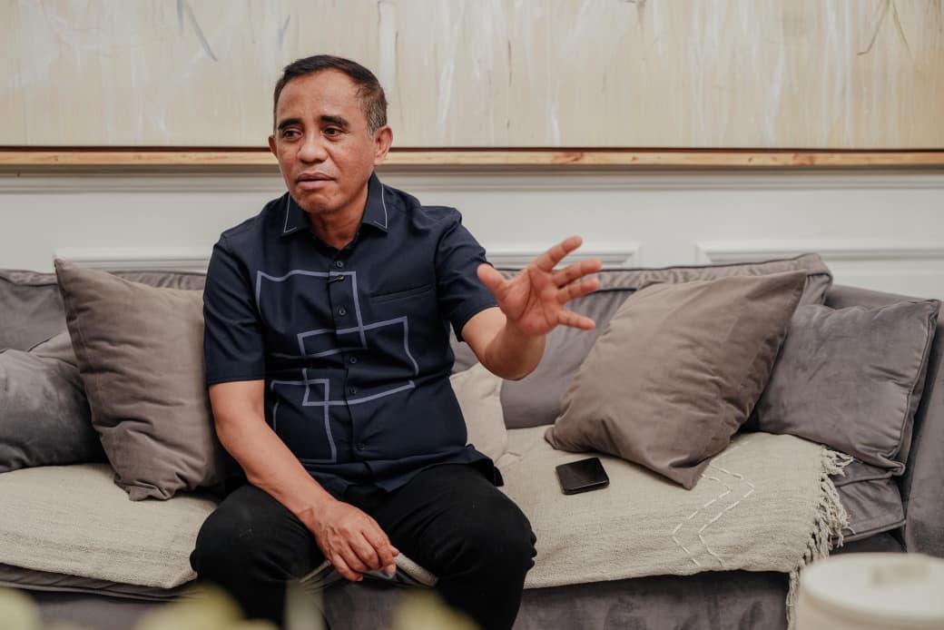 Gubernur Sulteng Anwar Hafid saat melakukan zoom meeting bersama staf di lapangan dalam rangka pengawasan TKA
