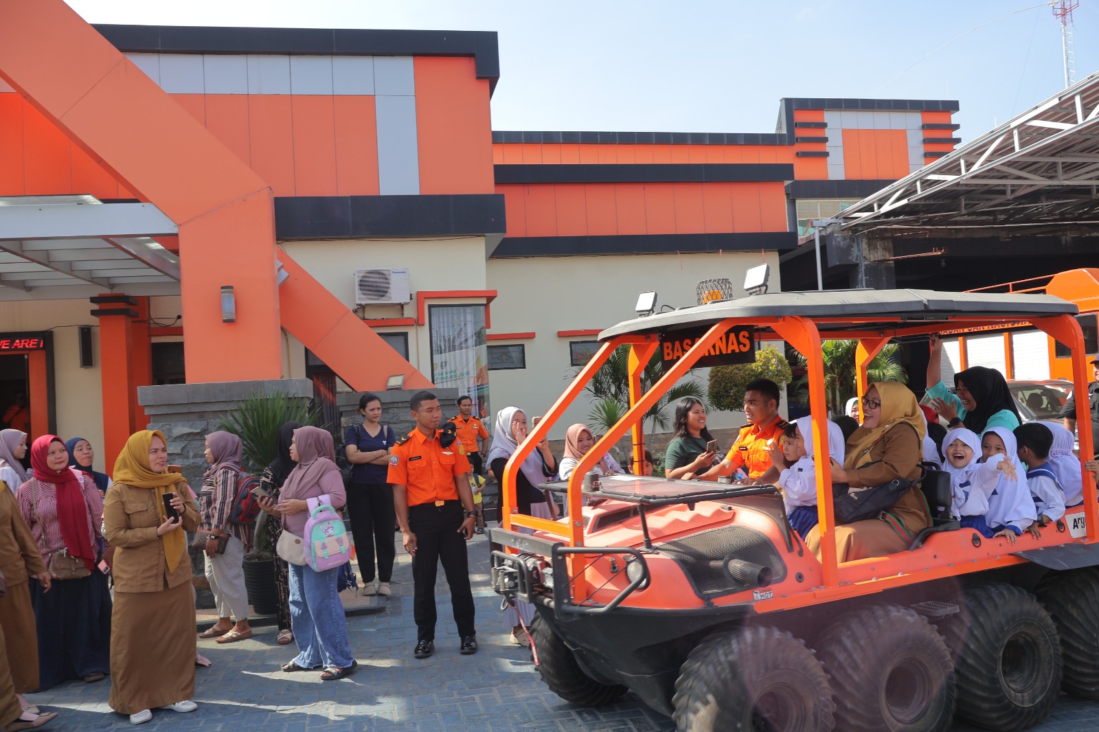 Kegiatan ini bertujuan mengenalkan profesi petugas SAR sekaligus menanamkan edukasi kebencanaan sejak usia dini.