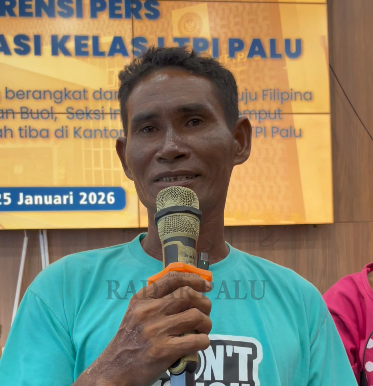 Banjir WNA Filipina yang bercerita terkait apa yang dialaminya kepada awak media, Minggu (25/1)