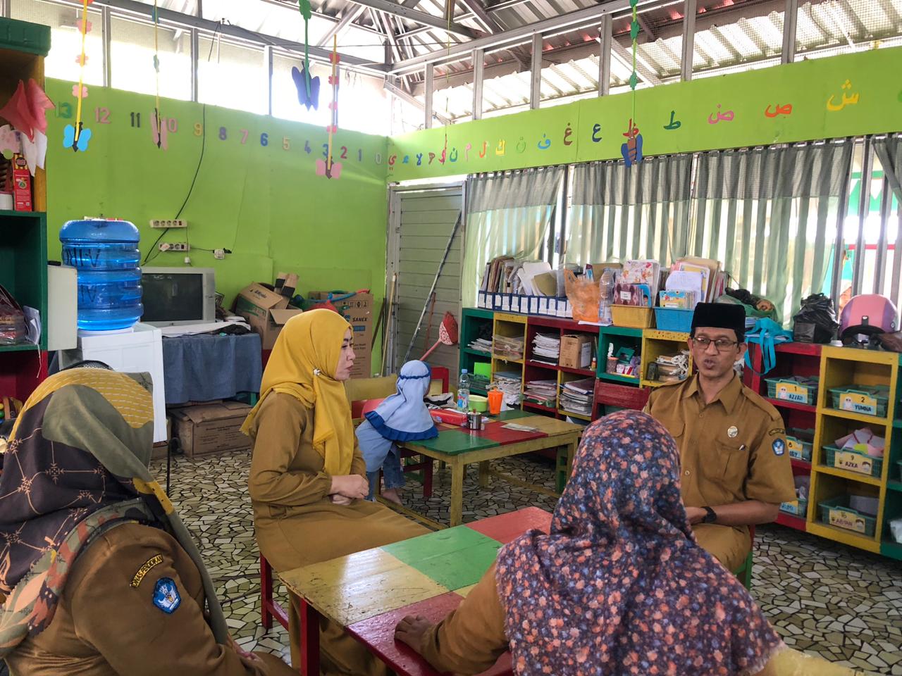Ketua Majelis Pendidikan PB Alkhairaat Pusat meninjau ruang belajar TK Alkhairaat II yang masih menggunakan gedung pinjaman warga di Palu.