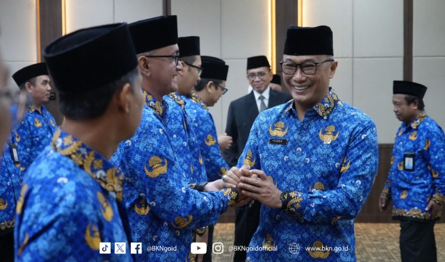 Ketua Umum Korpri Nasional sekaligus Kepala BKN Prof Zudan mengukuhkan Dewan Pengurus Korpri UNS di Surakarta, Senin (26/1/2026).