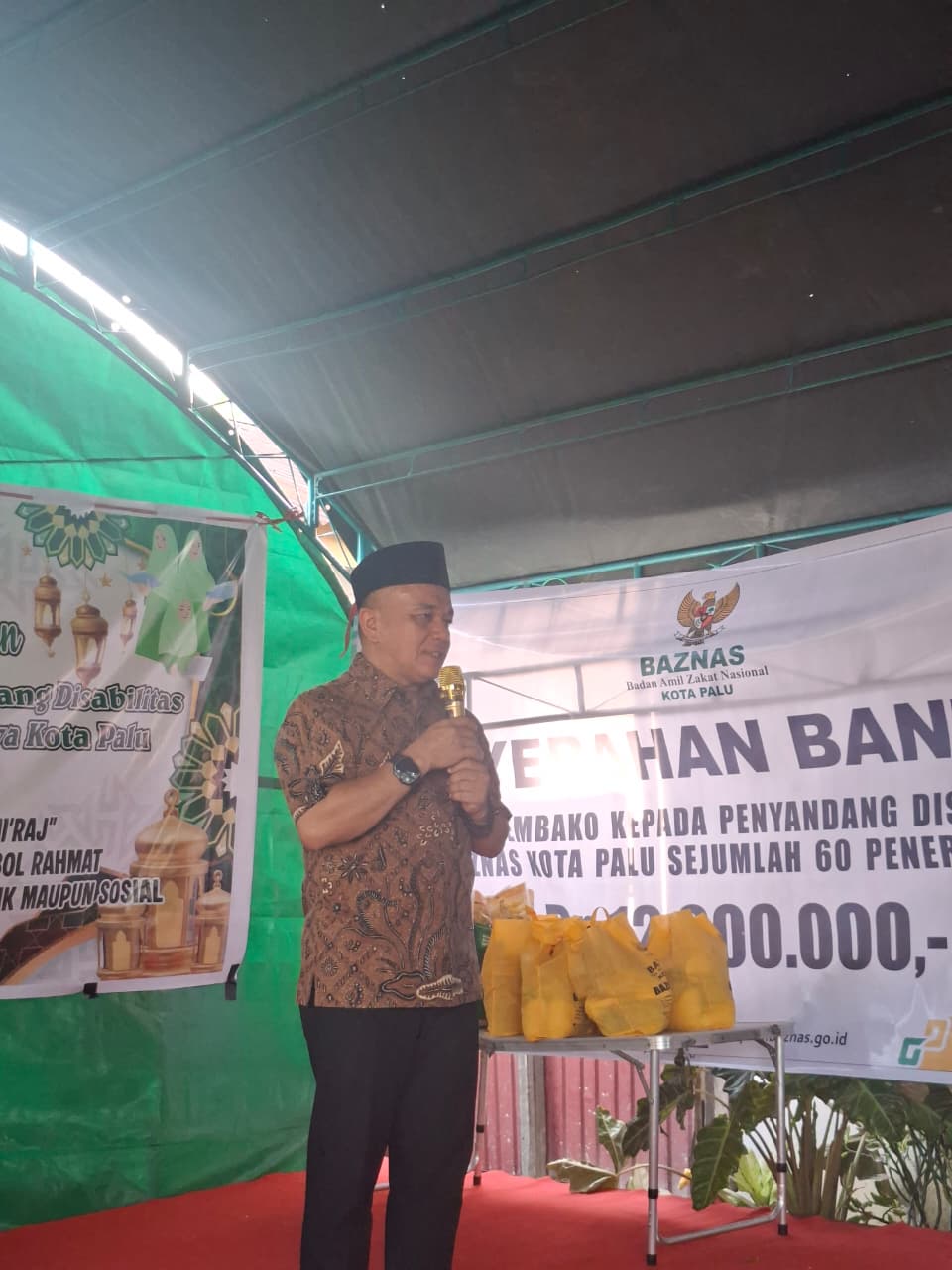 Wali Kota Palu Hadianto Rasyid  saat peringatan Isra Miraj bersama penyandang disabilitas di Rumah Merah Putih Difabel Berkarya.