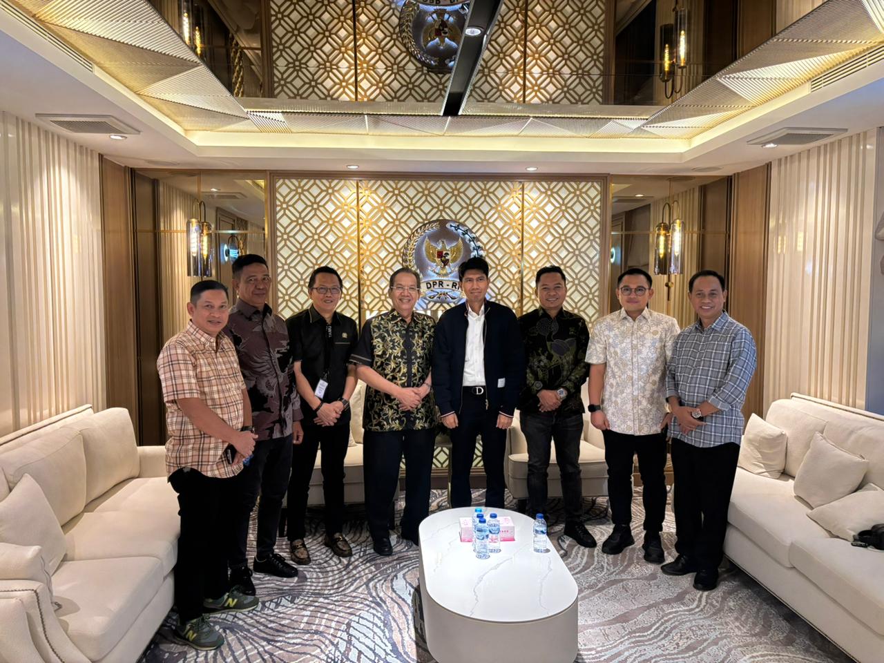 Rombongan DPRD Kabupaten Morowali saat menyampaikan aspirasi pembentukan Kecamatan Kepulauan Umbele kepada Komisi II DPR RI di Kompleks Parlemen, Senayan, Jakarta, Senin (26/1/2026).