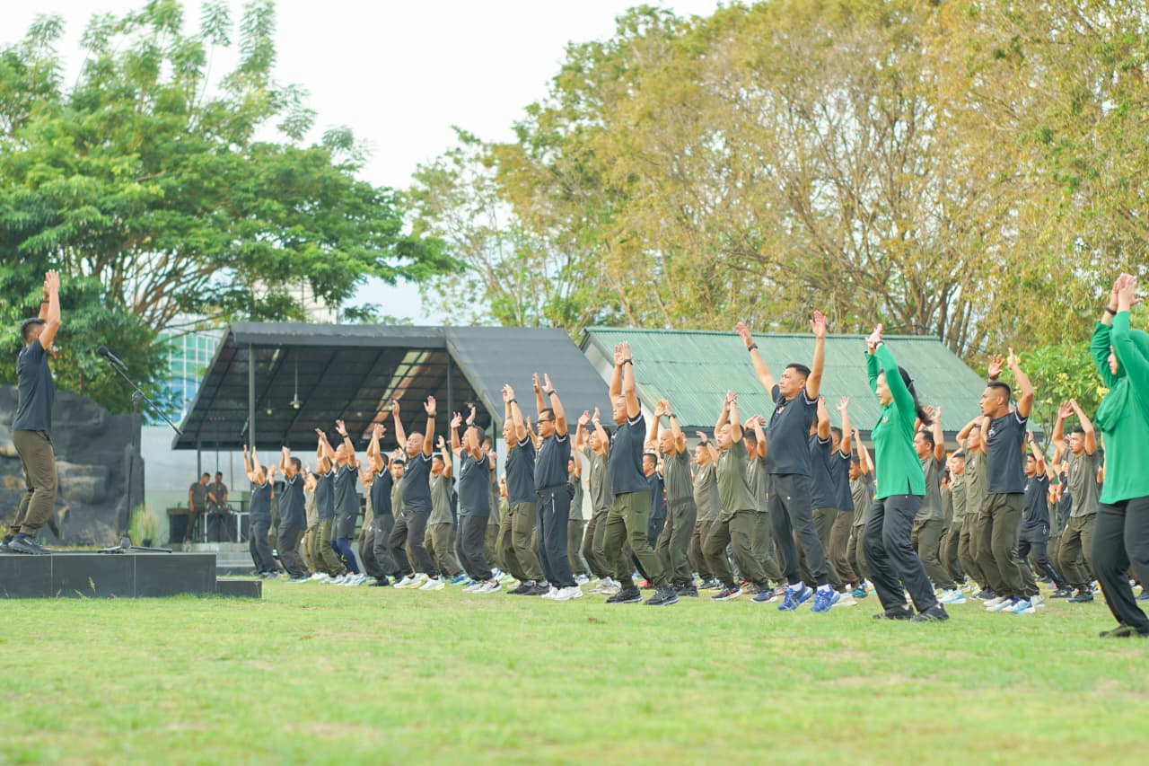 Salah satu kegiatan olahraga prajurit Kodam XXIII/Palaka Wira di Makodam XXIII/PW.