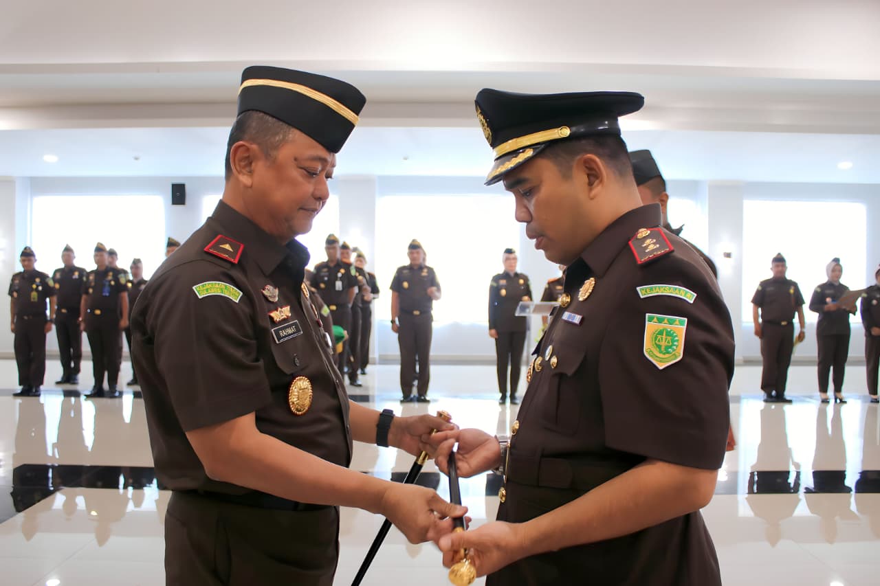 Kajati Sulawesi Tengah Nuzul Rahmat R melantik dan mengambil sumpah jabatan Yos Arnold Tarigan sebagai Kepala Kejaksaan Negeri Poso di Aula Kejati Sulteng.