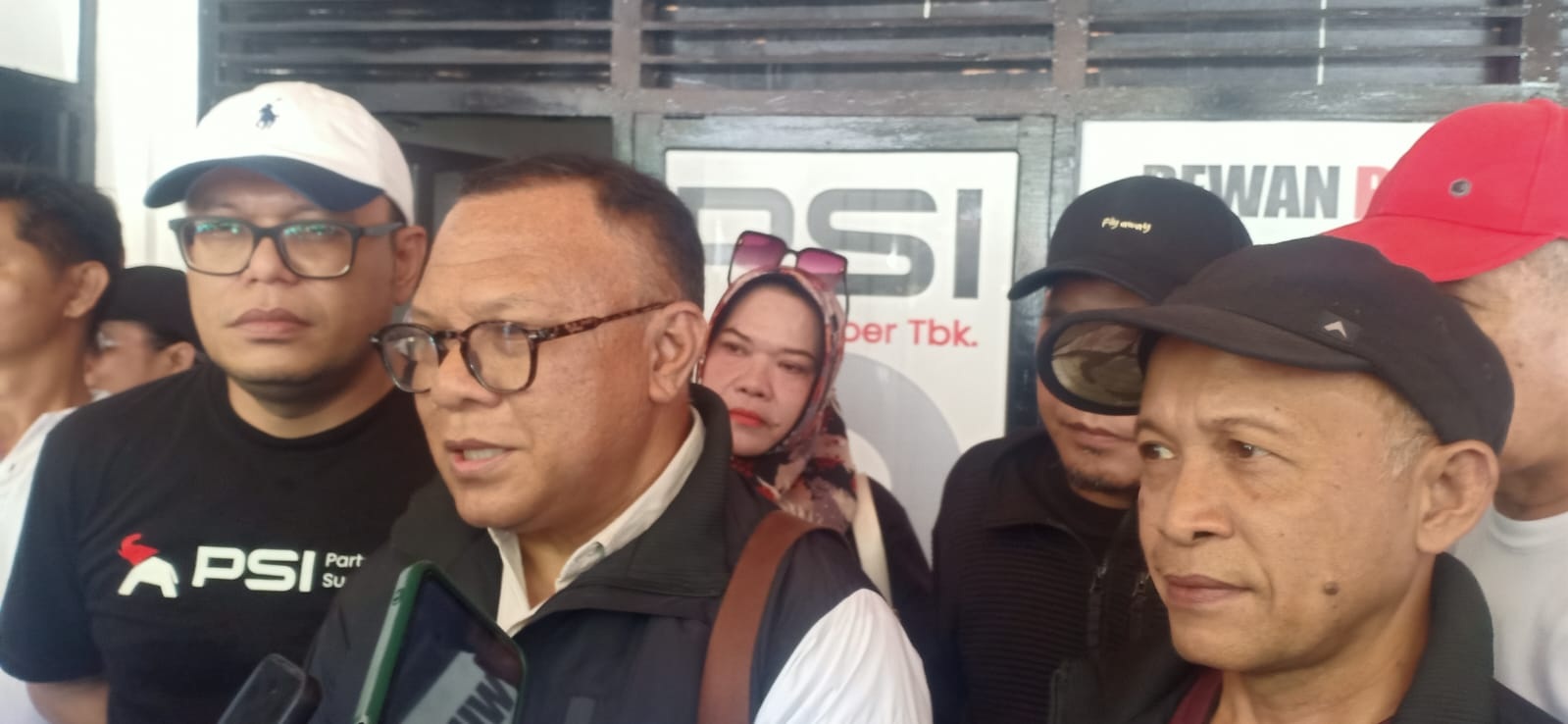 RAKERNAS: Ketua DPW PSI Sulteng, Dr Moh. Agus Rahmat Lamakarate saat memberikan keterangan persnya kepada para wartawan, Selasa (27/1/2026).(FOTO: ISTIMEWA/RADAR PALU).