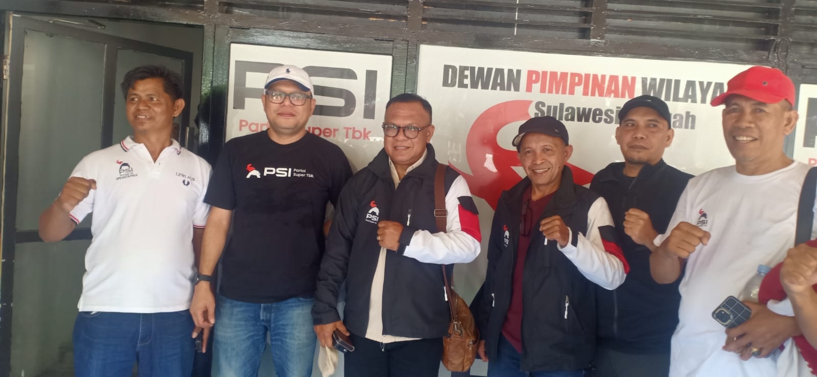 SEBELUM BERANGKAT: Ketua PSI Sulawesi Tengah, Dr. Moh. Agus Rahmat Lamakarate, bersama rombongan sebelum berangkat menuju Rakernas di Makassar, Selasa (27/1/2026).(FOTO: ISTIMEWA/RADAR PALU).