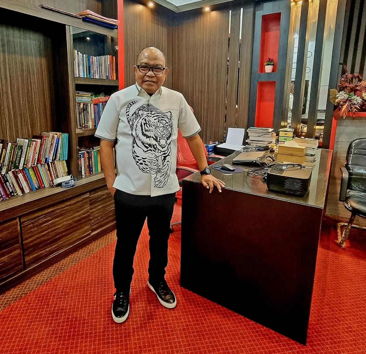 Ishak Adam, SH., MH., CLI (FOTO: HERIYANTO LIMAHU/RADAR PALU).