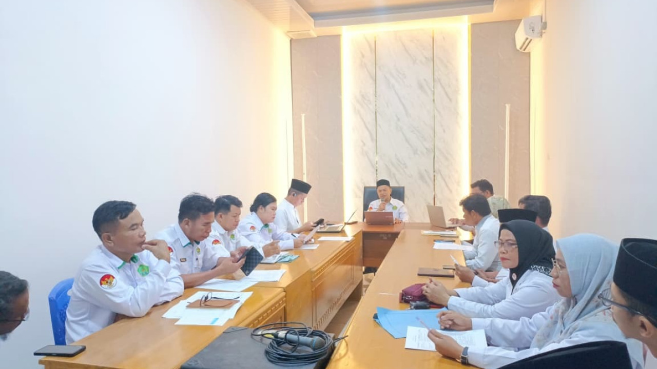 EVALUASI: Kemenag Touna saat menggelar rapat untuk melakukan evaluasi proker tahun 2026, Jumat (23/1/2026).(FOTO: HERIYANTO LIMAHU/RADAR PALU).